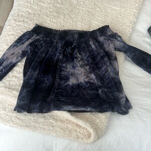 Size: small, style: flowy off the shoulder, brand: American eagle, super cute!!